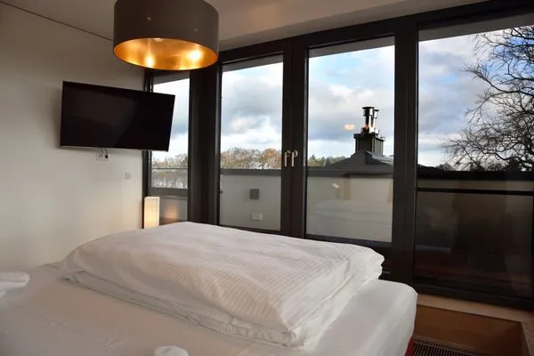 Schlafzimmer mit Doppelbett und TV Logierhaus Friedrich WE 24 - "Sandläufer"