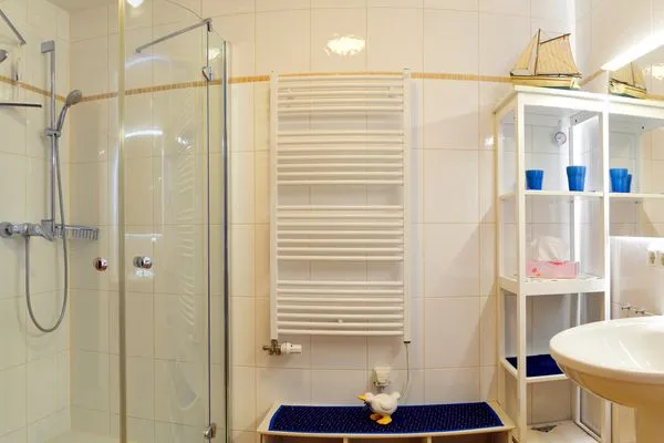 Badezimmer mit Dusche  Freesenkietz 23