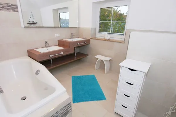 Badezimmer mit drei Waschbecken  Strandhus