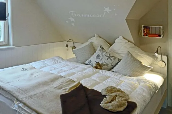 Schlafzimmer mit Doppelbett Kavelweg 13 Kavelweg 13 Wohnung 4 - Kleiner Käptn