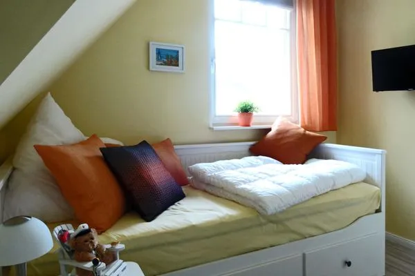 Schlafzimmer mit Einzelbett Kavelweg 13 Kavelweg 13 Wohnung 4 - Kleiner Käptn