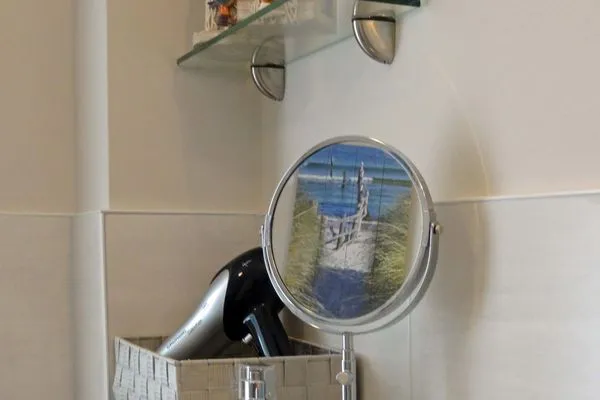 Kosmetikspiegel und Haartrockner Kavelweg 13 Kavelweg 13 Wohnung 4 - Kleiner Käptn