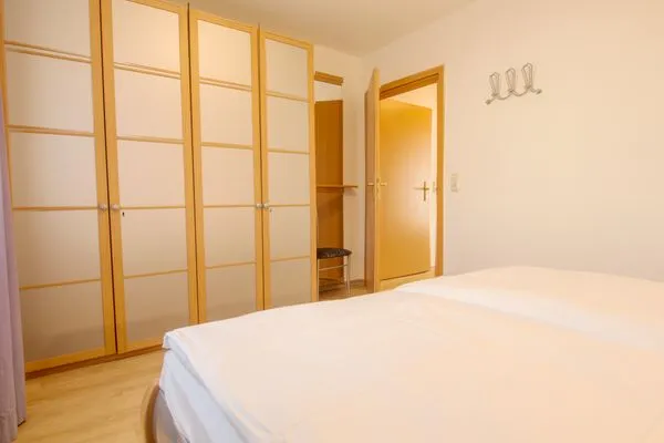 Schlafzimmer mit Doppelbett Hoppenberg 7 EG rechts