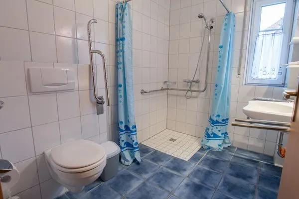 Badezimmer mit Dusche Hoppenberg 9 EG links