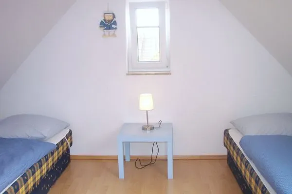 Schlafzimmer mit zwei Einzelbetten Hoppenberg 9 OG links - Zur Kogge