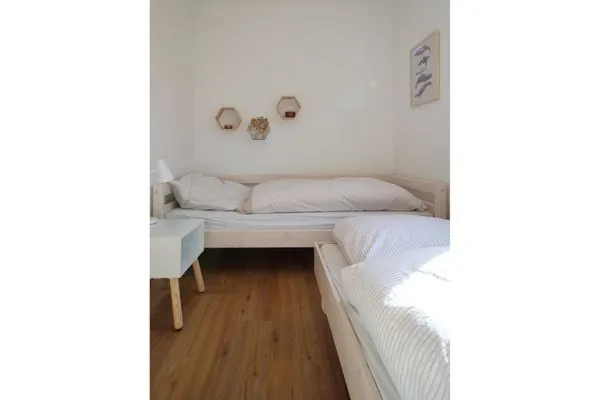 Schlafzimmer mit zwei Einzelbetten (Ausziehba Zur Hanse Wohnung 1.1