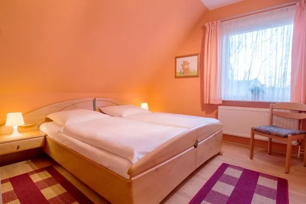 Schlafzimmer mit Doppelbett Zur Hanse Wohnung 1.3 - Lingnau