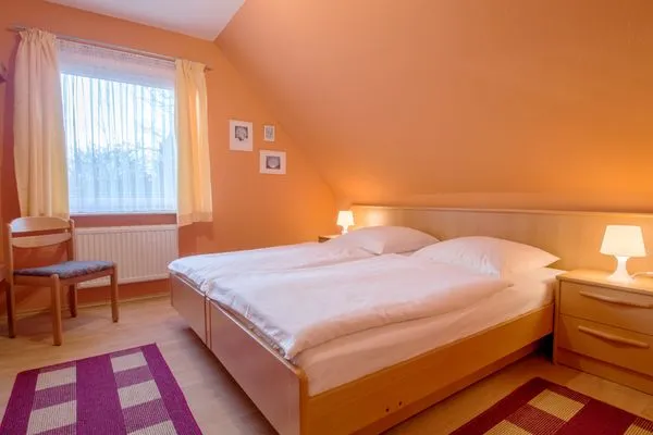 Schlafzimmer mit Doppelbett Zur Hanse Wohnung 1.3 - Lingnau
