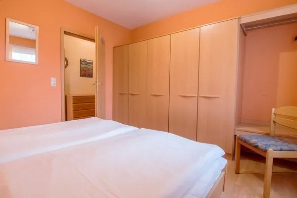 Schlafzimmer mit Doppelbett Zur Hanse Wohnung 1.3 - Lingnau