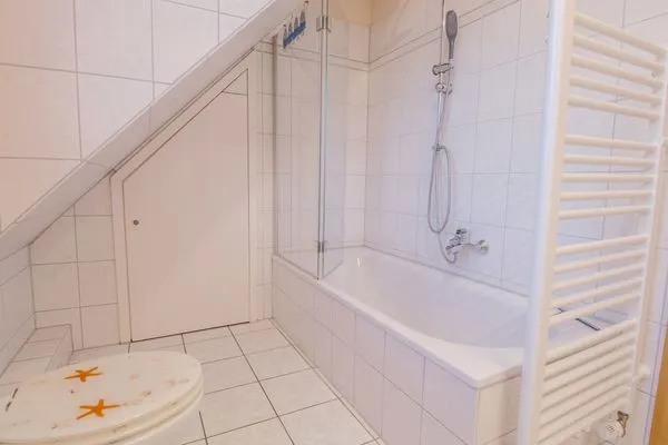 Badezimmer mit Badewanne Zur Hanse Wohnung 1.3 - Lingnau