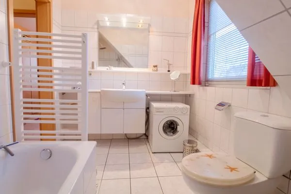 Badezimmer mit Badewanne Zur Hanse Wohnung 1.3 - Lingnau
