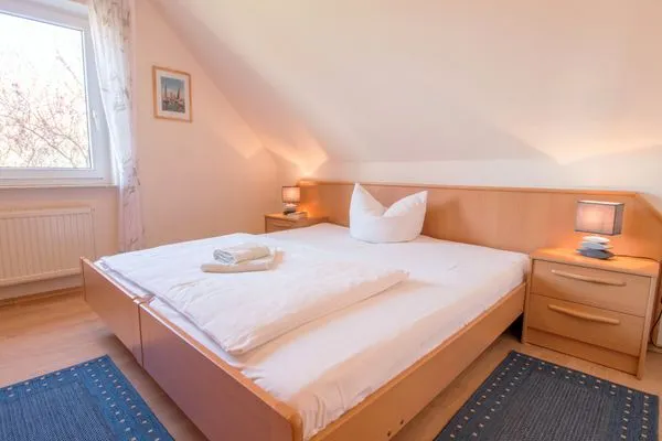 Schlafzimmer mit Doppelbett Zur Hanse Wohnung 2.3 - Zur Hanse Nord