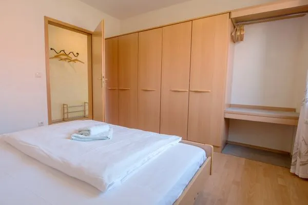 Schlafzimmer mit Doppelbett Zur Hanse Wohnung 2.3 - Zur Hanse Nord