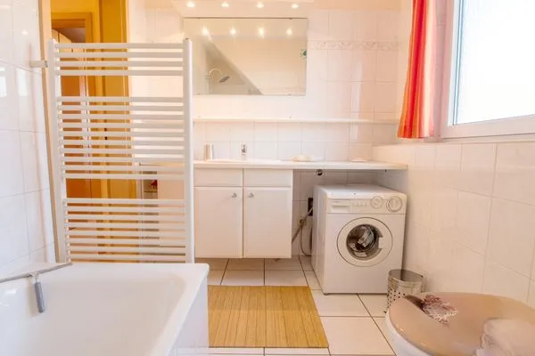 Badezimmer mit Badewanne Zur Hanse Wohnung 3.3 - Lingnau