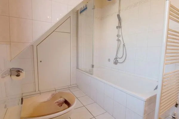 Badezimmer mit Badewanne Zur Hanse Wohnung 3.3 - Lingnau