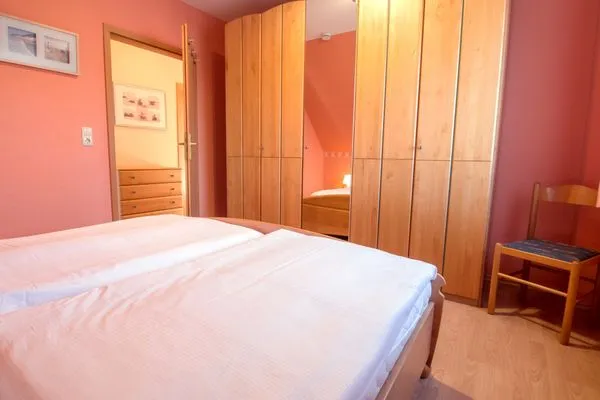 Schlafzimmer mit Doppelbett Zur Hanse Wohnung 3.3 - Lingnau
