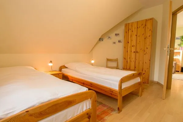 Schlafzimmer mit zwei Einzelbetten Zur Hanse Wohnung 2.4