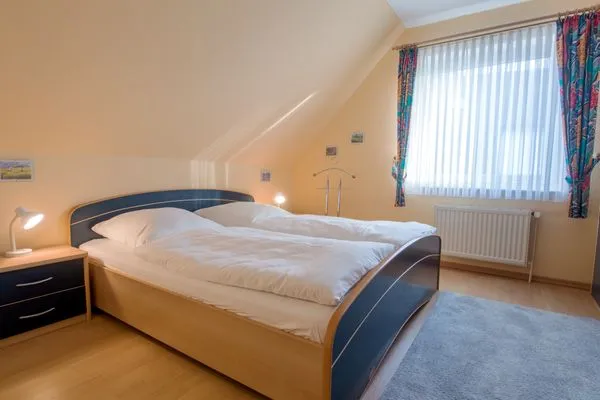 Schlafzimmer mit Doppelbett Zur Hanse Wohnung 2.4