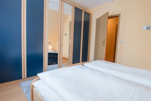 Schlafzimmer mit Doppelbett Zur Hanse Wohnung 2.4