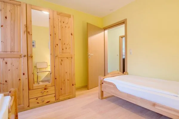 Schlafzimmer mit zwei Einzelbetten Zur Hanse Wohnung 4.2