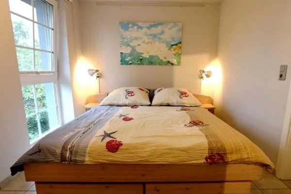 Schlafzimmer mit Doppelbett  Rosenberg-Siedlung 21