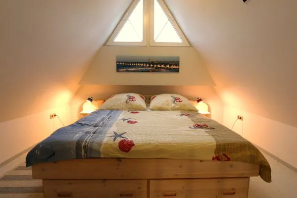 offenes Schlafzimmer mit Doppelbett (DG)  Rosenberg-Siedlung 21