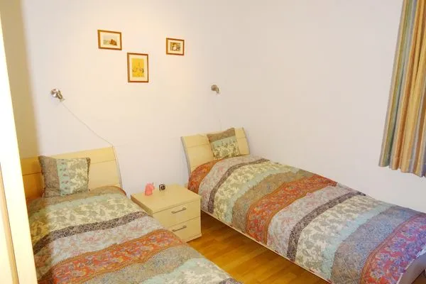 Schlafzimmer mit zwei Einzelbetten  Ferienwohnung Sobek