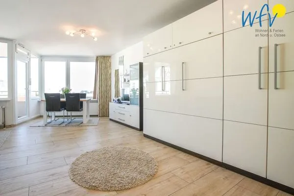 Wohnzimmer mit Schrankbett (zugeklappt) Ferienhaus Seeblick Ferienwohnung 78