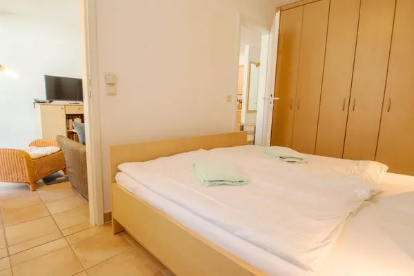 Schlafzimmer mit Doppelbett Residenz am Strand Wohnung 4-60