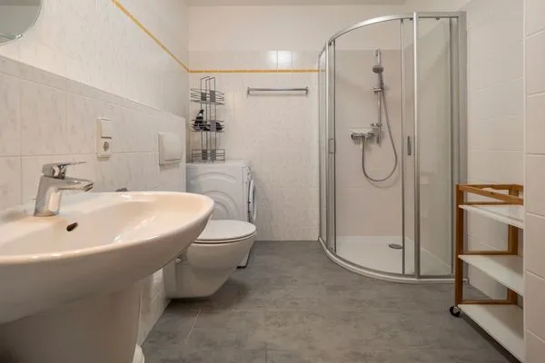 Badezimmer mit Dusche Ferienpark Freesenbruch Wohnung 1.2 - Am Schwalbenweg