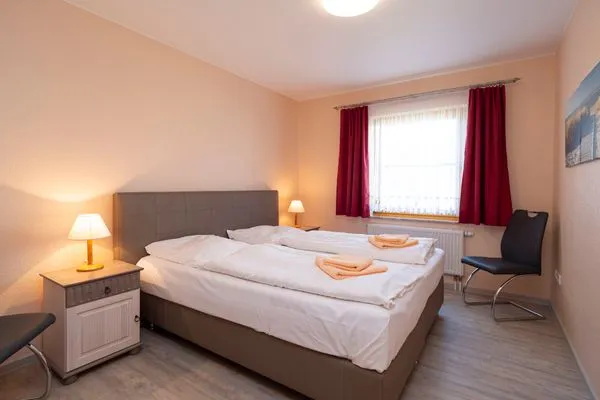 Schlafzimmer mit Doppelbett Ferienpark Freesenbruch Wohnung 1.2 - Am Schwalbenweg