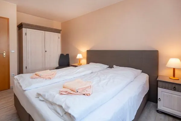 Schlafzimmer mit Doppelbett Ferienpark Freesenbruch Wohnung 1.2 - Am Schwalbenweg