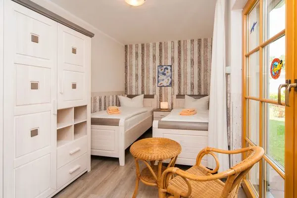 Schlafzimmer mit zwei Einzelbetten Ferienpark Freesenbruch Wohnung 1.3 - Störtebeker