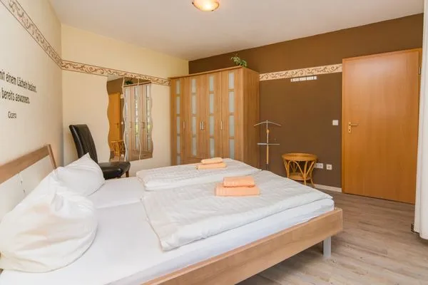 Schlafzimmer mit Doppelbett Ferienpark Freesenbruch Wohnung 1.3 - Störtebeker