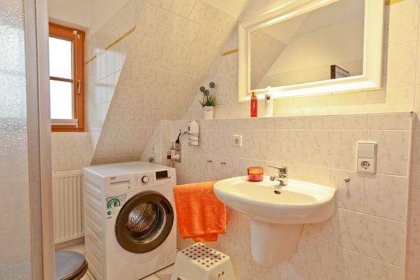 Ferienpark Freesenbruch Wohnung 1.4 -Ferienzeit Ostseeheilbad Zingst - Badezimmer mit Badewanne