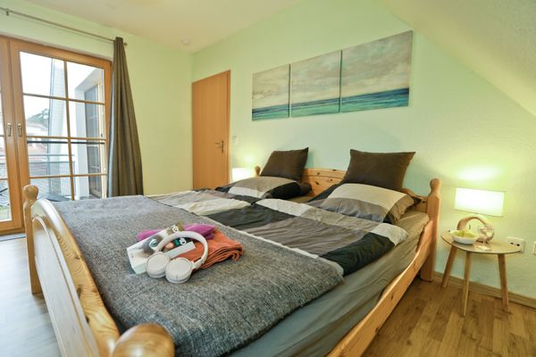 Ferienpark Freesenbruch Wohnung 1.4 -Ferienzeit Ostseeheilbad Zingst - Schlafzimmer mit Doppelbett