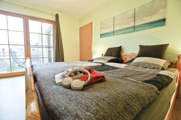 Ferienpark Freesenbruch Wohnung 1.4 -Ferienzeit Ostseeheilbad Zingst - Schlafzimmer mit Doppelbett