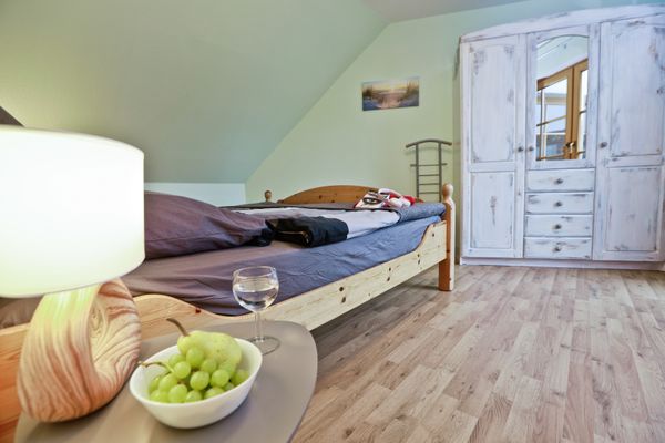 Ferienpark Freesenbruch Wohnung 1.4 -Ferienzeit Ostseeheilbad Zingst - Schlafzimmer mit Doppelbett