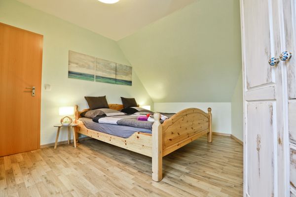 Ferienpark Freesenbruch Wohnung 1.4 -Ferienzeit Ostseeheilbad Zingst - Schlafzimmer mit Doppelbett