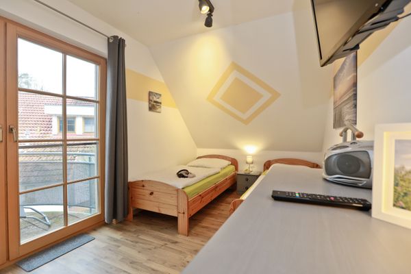 Ferienpark Freesenbruch Wohnung 1.4 -Ferienzeit Ostseeheilbad Zingst - Schlafzimmer mit zwei Einzelbetten