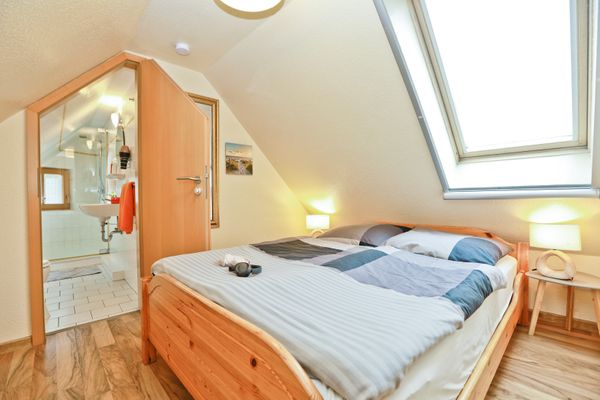 Ferienpark Freesenbruch Wohnung 1.4 -Ferienzeit Ostseeheilbad Zingst - Schlafzimmer mit Doppelbett