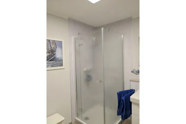 Badezimmer mit Dusche Parkresidenz am Hafen Wohnung HF 26 - "Min Höög"