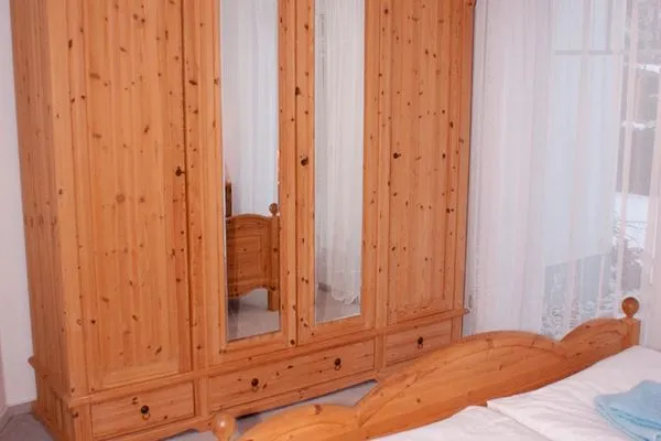 Schlafzimmer mit Doppelbett Parkresidenz am Hafen Wohnung HF 31