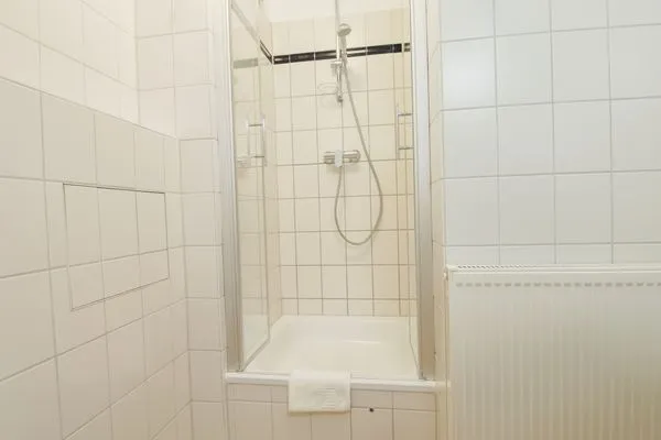 Badezimmer mit Dusche  Appartementhaus Boddenblick - "Möwe"