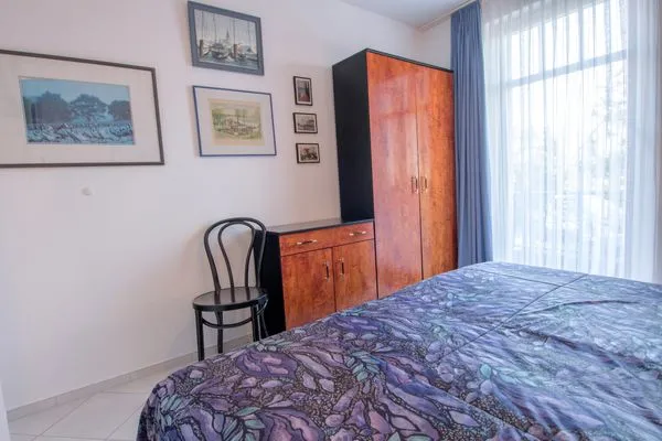 Schlafzimmer mit Doppelbett  Appartementhaus Boddenblick "Himmelkieker"