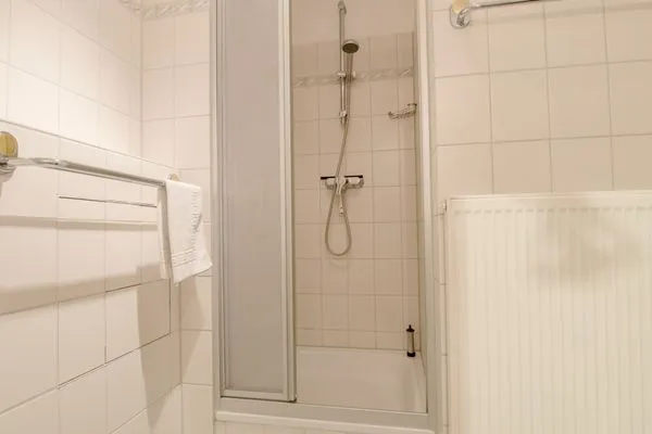 Badezimmer mit Dusche  Appartementhaus Boddenblick "Himmelkieker"