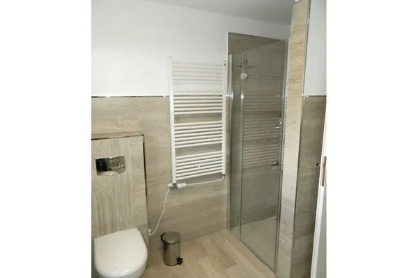 Badezimmer mit Dusche  Haus Frieda