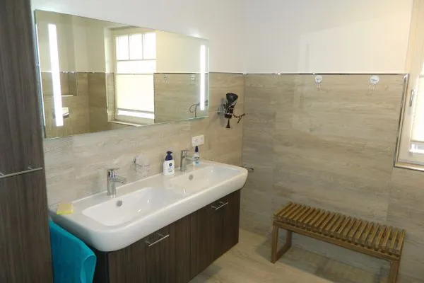 Badezimmer mit Dusche  Haus Frieda