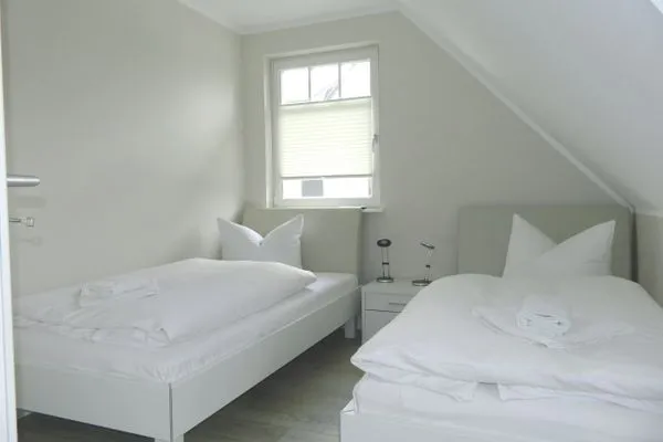Schlafzimmer mit zwei Einzelbetten  Haus Frieda