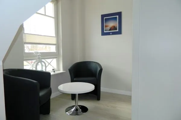 Zwei Sessel mit Tisch  Haus Frieda